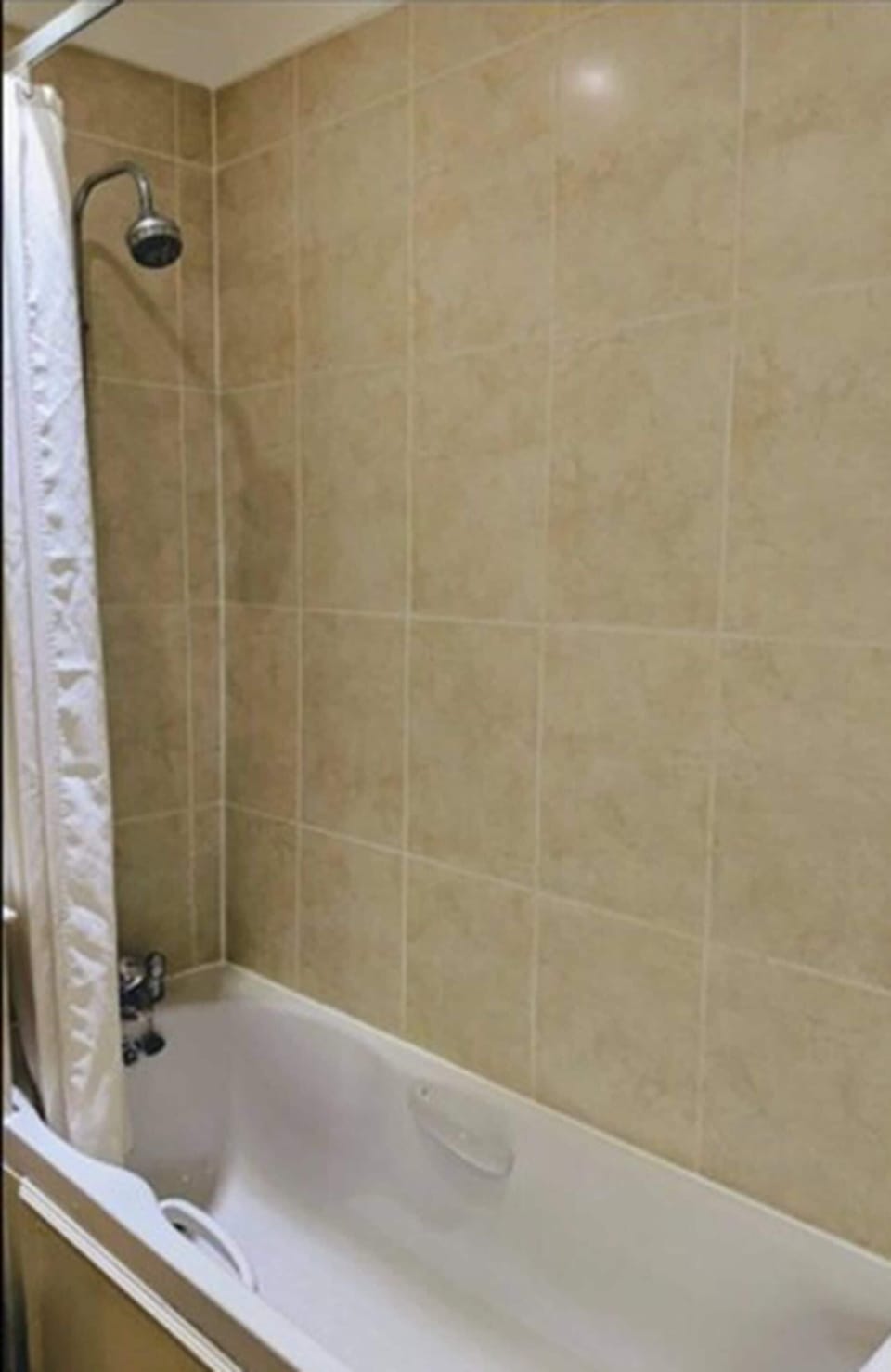 Combined shower/tub, free toiletries, hair dryer, towels