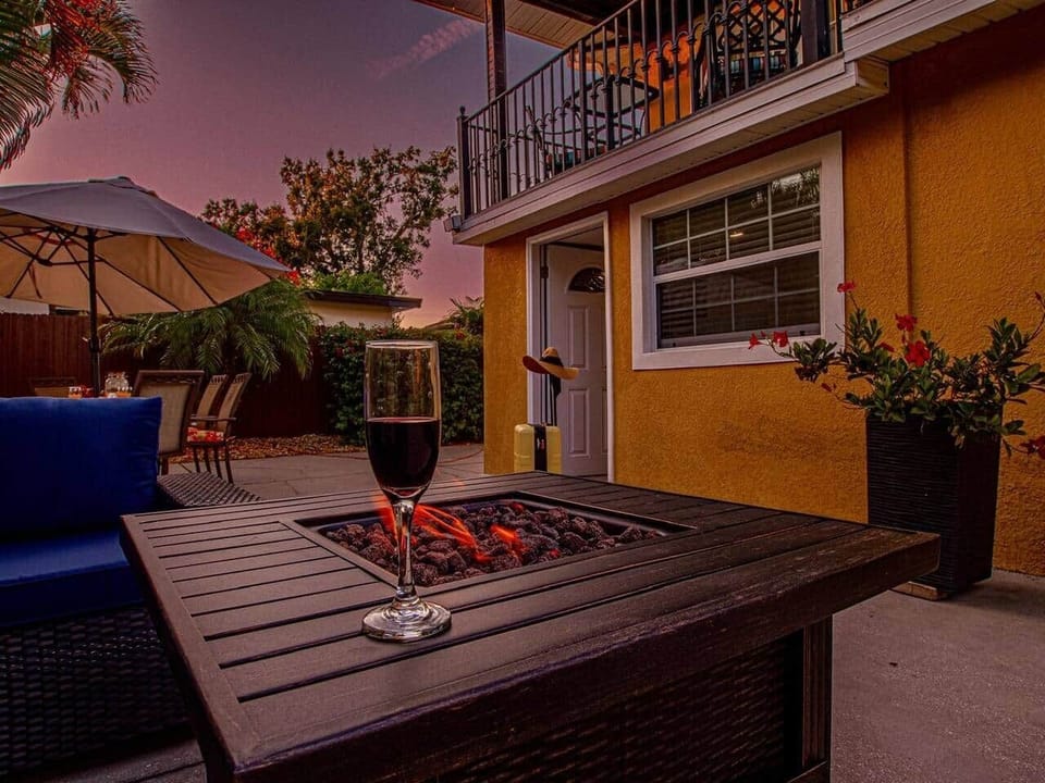 Enjoy a glass of wine at sunset by the fire in this cozy frontal patio
