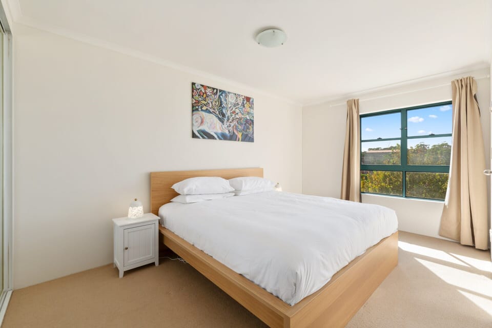 Spacious 3-bed With Alfresco Dining by Amenities Apartment in Sydney