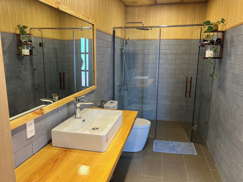 Shower, hair dryer, slippers, bidet