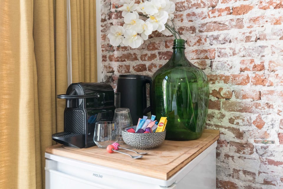 Coffee corner with Nespresso machine, mugs, and floral accents – start your day in style.