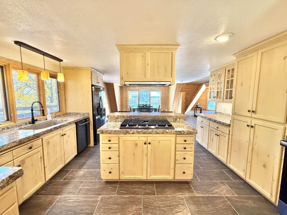 Cook and connect with your group in this open-concept culinary haven. Fully equipped and ready for you!