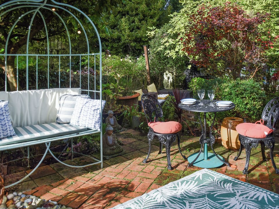 Sitting-out-area | Alec Hill&rsquo;s Bakehouse, Wangford