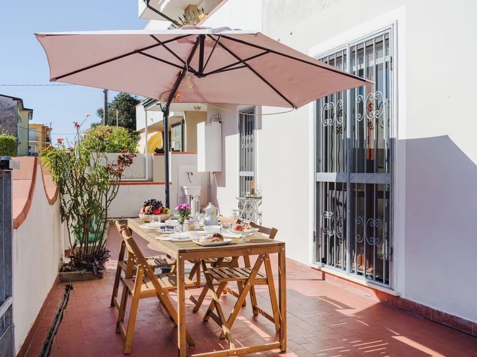 Furniture, Chair, Outdoor Furniture, Table, Outdoor Table, Flowerpot, Umbrella, Kitchen & Dining Room Table, Houseplant, Patio