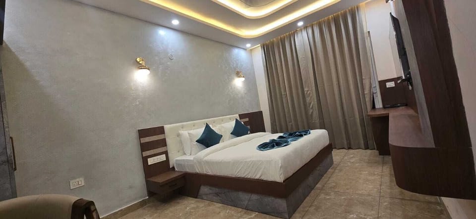 Family Suite, Balcony, Garden View | Premium bedding, down comforters, memory foam beds, minibar