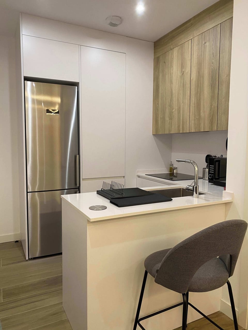 Convenient breakfast bar for two.
