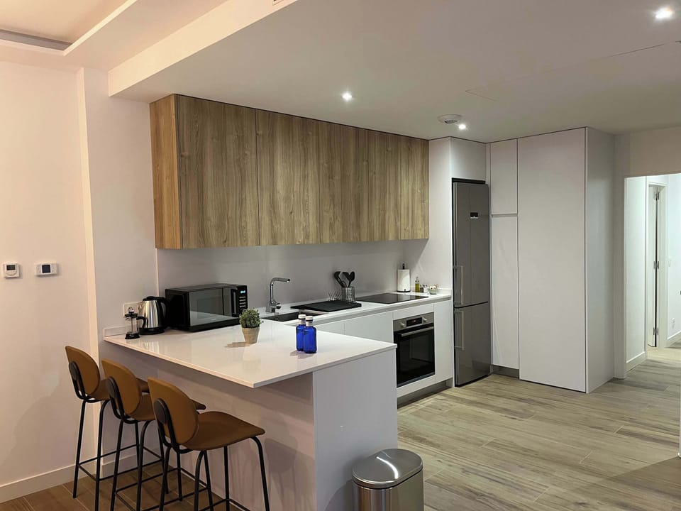 Kitchen and central island view.