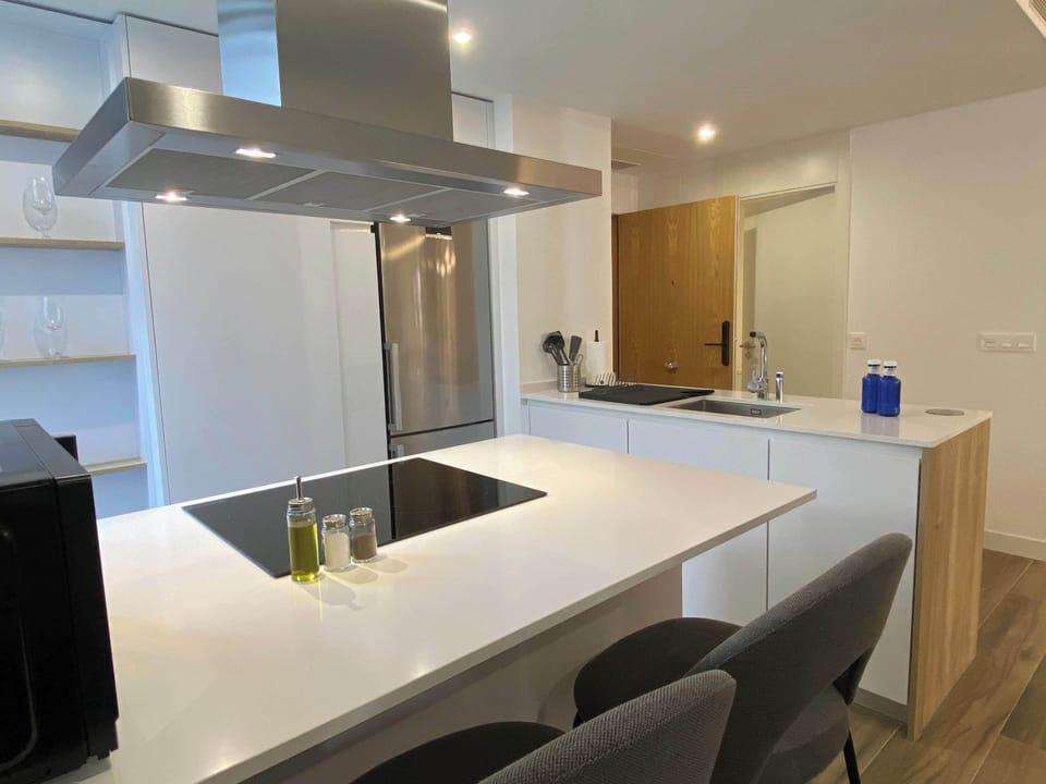 Kitchen island with hob and hood.