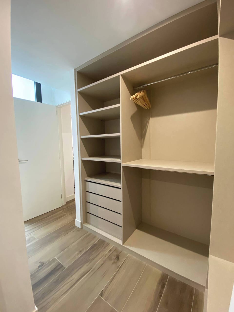 Walk-in closet 2.