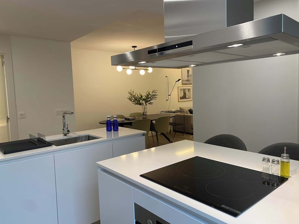 Kitchen island with hob.