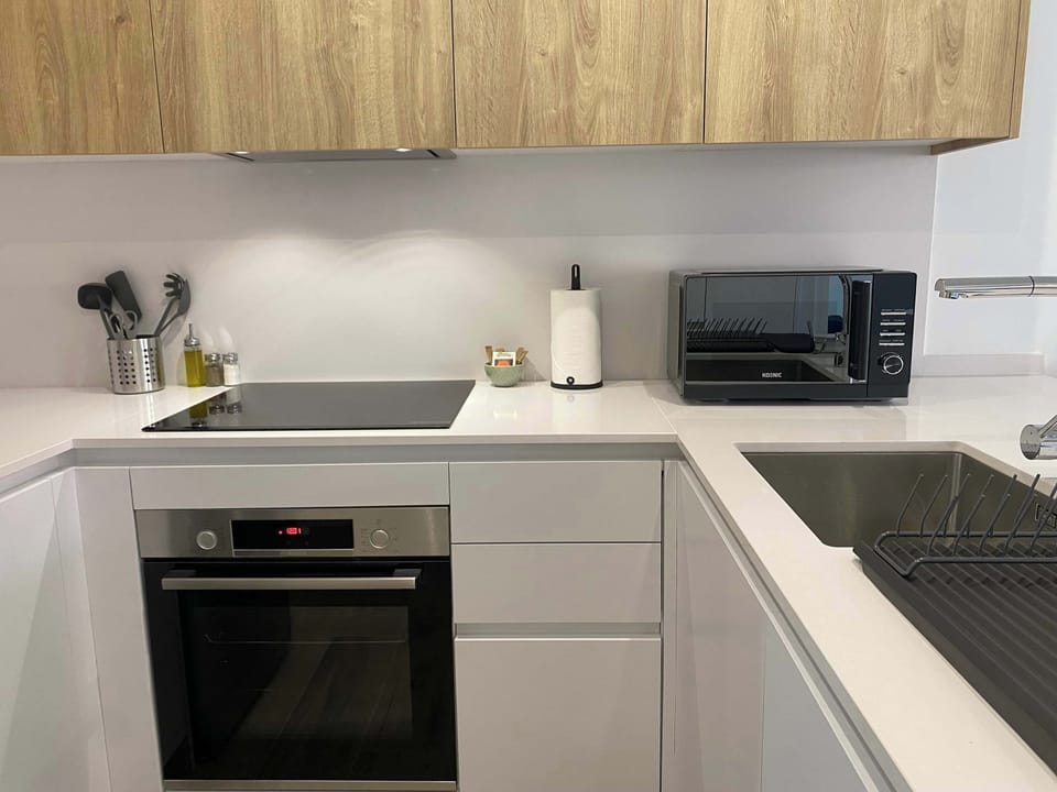 Kitchen cabinet and hob.