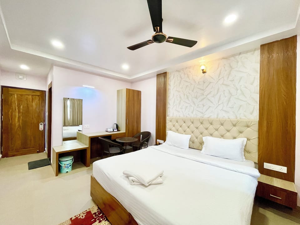 Deluxe Room | Premium bedding, desk, laptop workspace, WiFi (free)