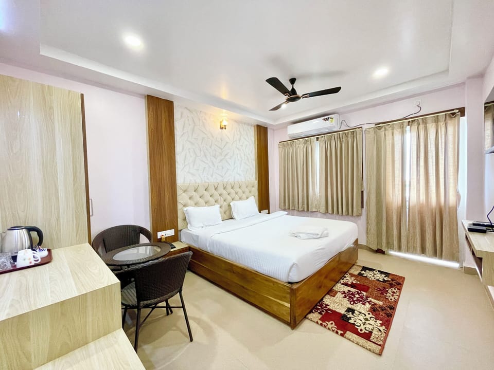 Premium bedding, desk, laptop workspace, WiFi (free)