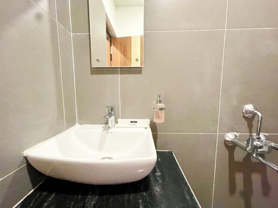 Shower, rainfall showerhead, free toiletries, bidet
