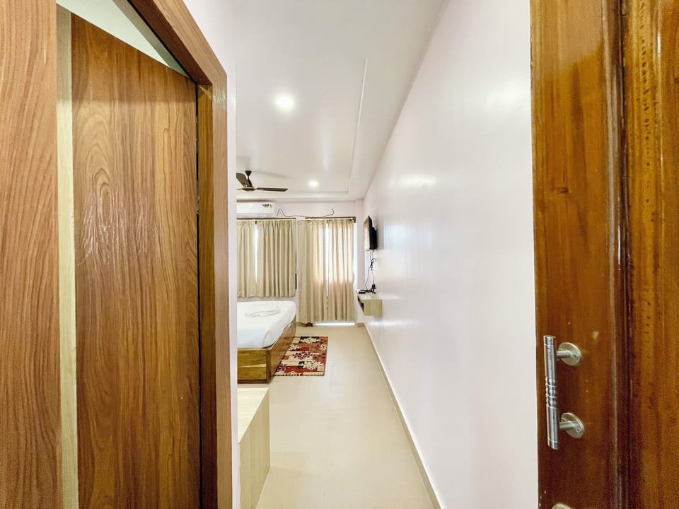 Premium bedding, desk, laptop workspace, WiFi (free)