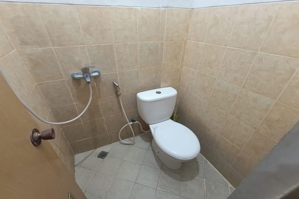 Standard Room | Bathroom | Shower, free toiletries, towels