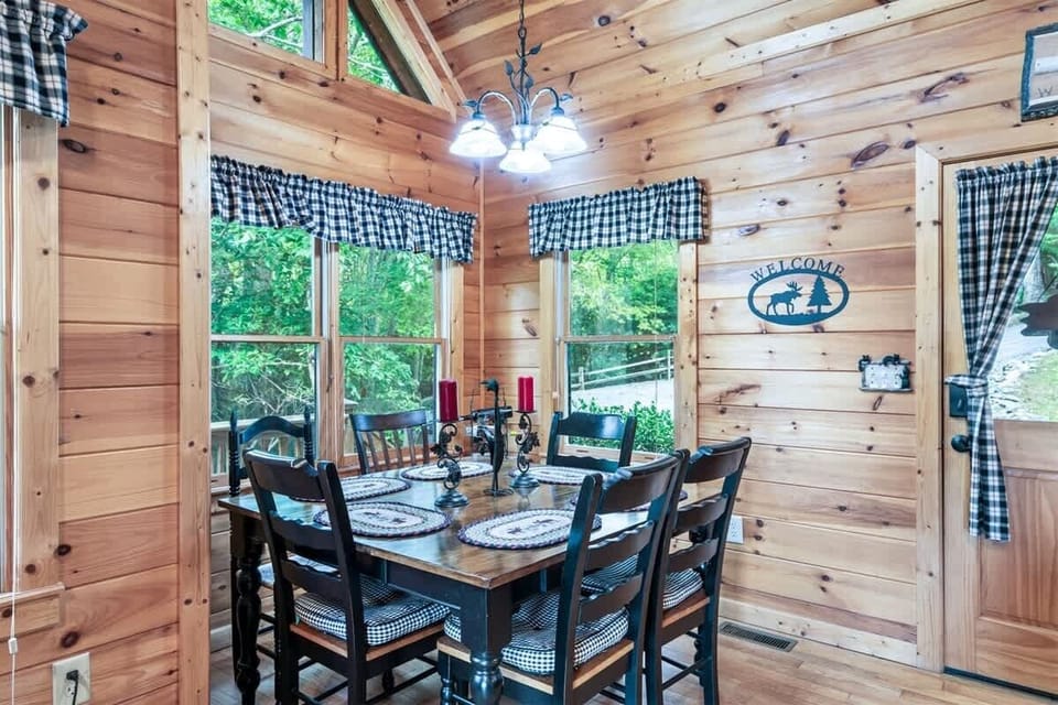 DINING FOR 6 CONVENIENTLY OFF KITCHEN