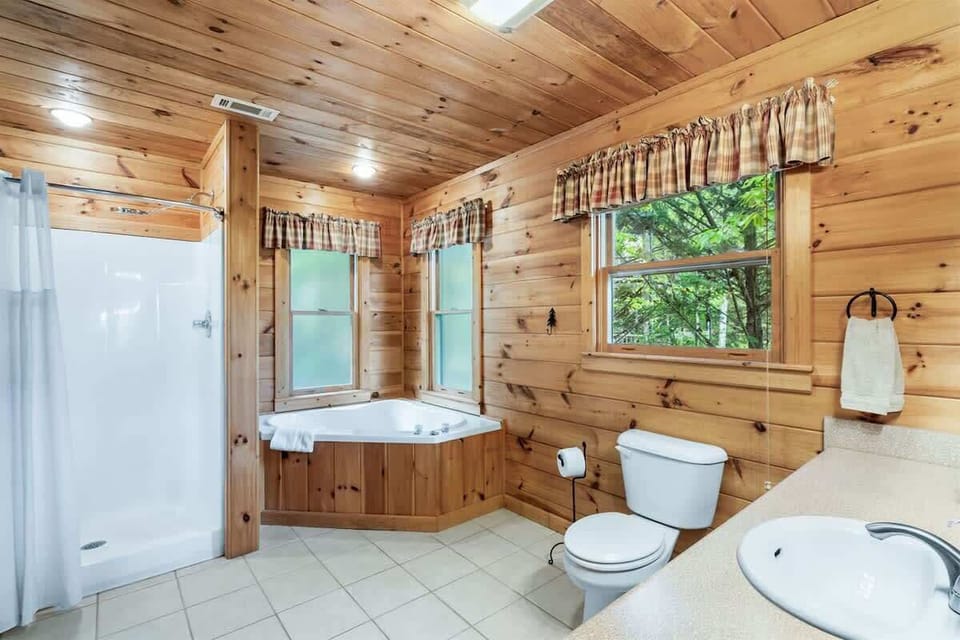 LOFT KING ENSUITE BATHRM w/SEPARATE SHOW & GARDEN TUB