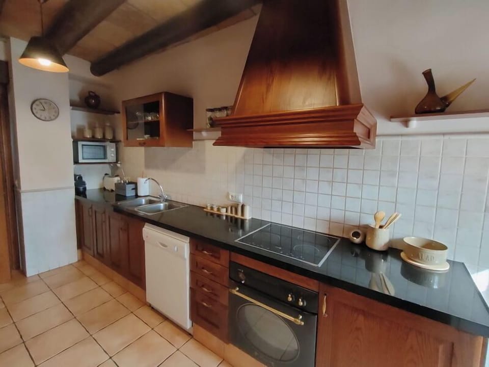Comfort Apartment, Patio, Garden View | Private kitchen | Highchair