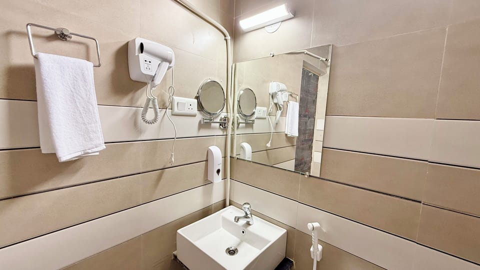 Shower, rainfall showerhead, free toiletries, bidet