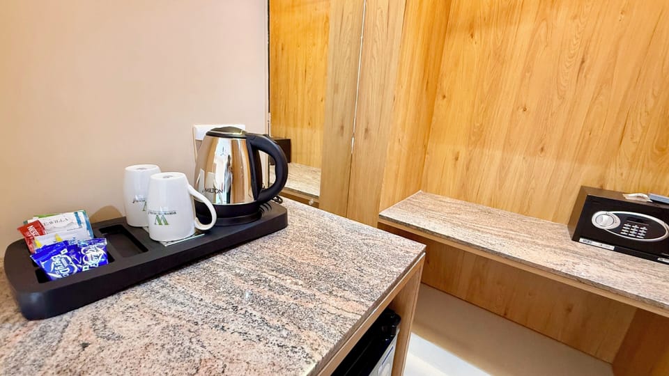 Coffee/tea maker, electric kettle