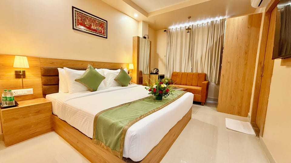 Premium bedding, desk, laptop workspace, WiFi (free)