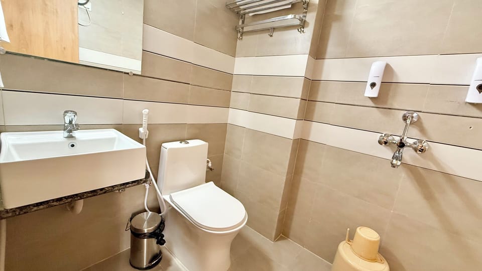 Shower, rainfall showerhead, free toiletries, bidet