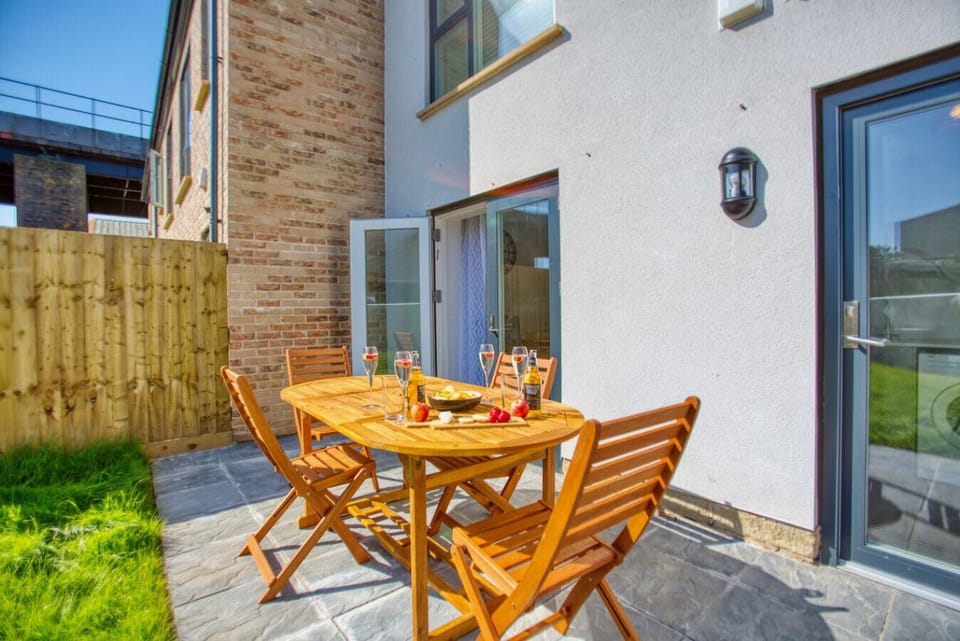 Outdoor dining area in garden – perfect for relaxing