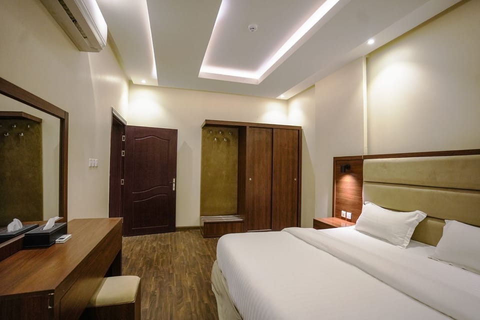 Comfort Studio Suite | Laptop workspace, iron/ironing board, free WiFi