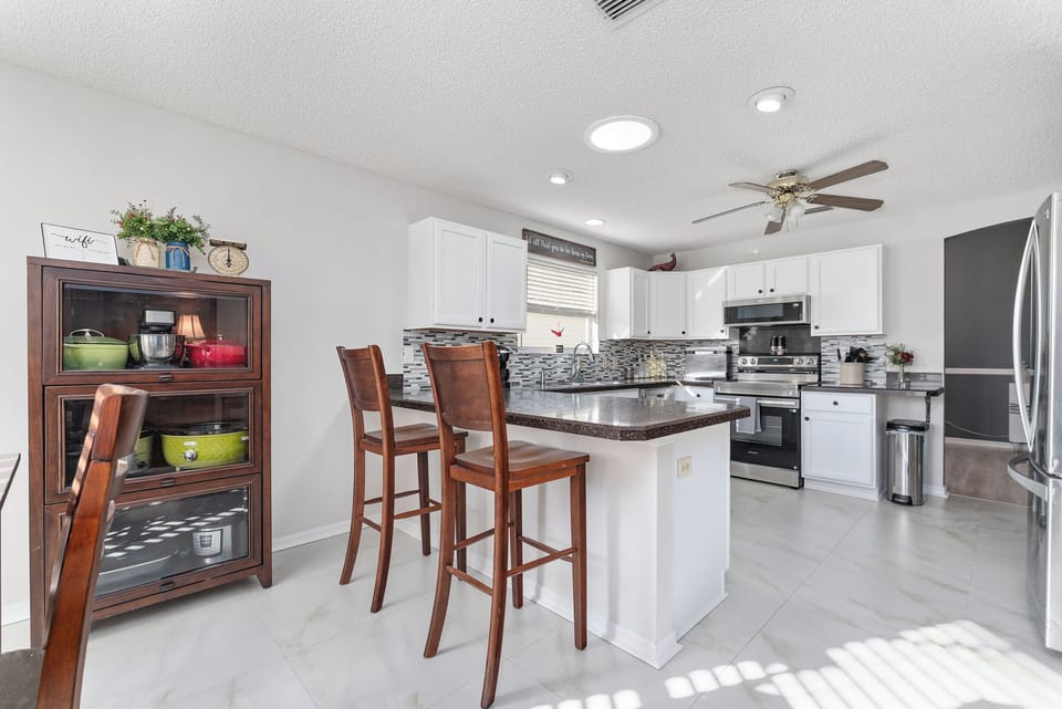 Breakfast Bar with Seating for 2x