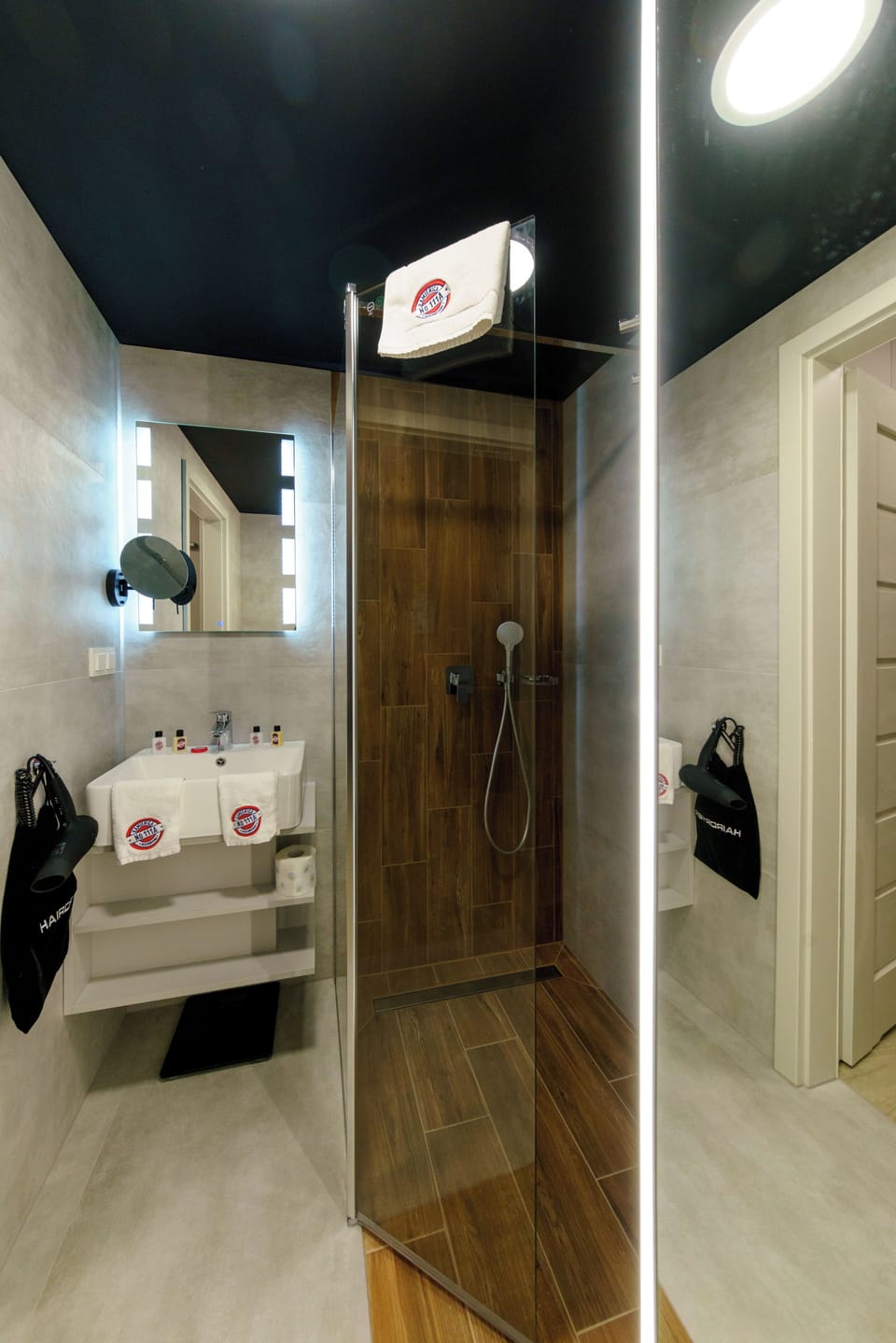 Deluxe Double or Twin Room, Balcony | Bathroom | Shower, hair dryer, slippers, towels