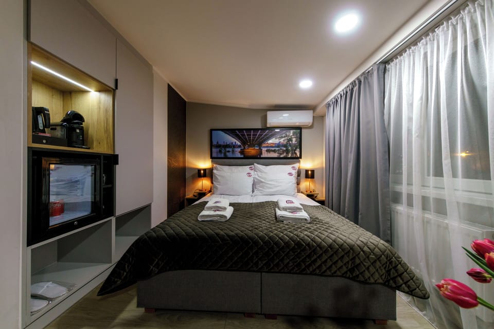Deluxe Double or Twin Room, Balcony | In-room safe, desk, laptop workspace, soundproofing