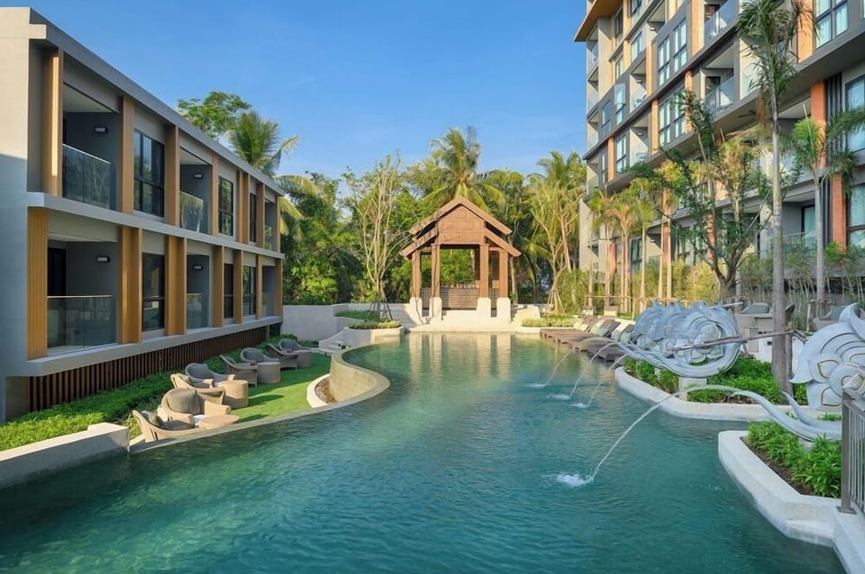 4 outdoor pools, free cabanas, pool umbrellas