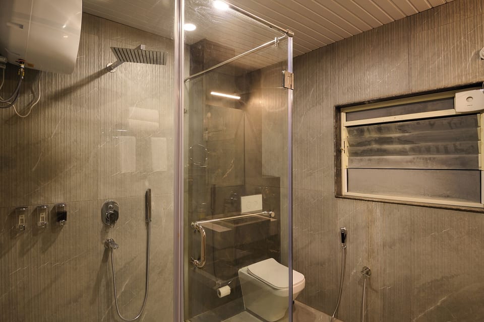 Club Room | Bathroom | Shower, hair dryer, towels, soap