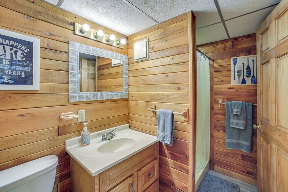 All-season Adventures! Chicaugon Lakefront Gem Cottage in Michigan