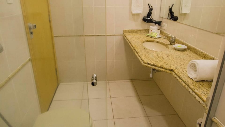 Start the day smoothly with a clean sink and ample counter.