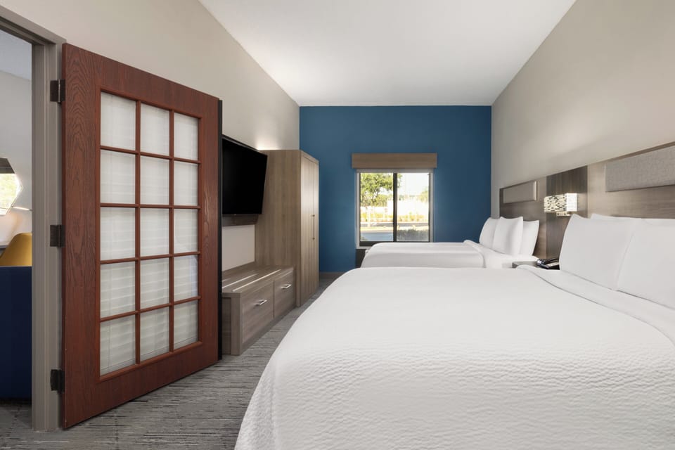 Suite, 1 Bedroom, Roll-in Shower (Mobility Accessible) | In-room safe, desk, iron/ironing board, WiFi (free)