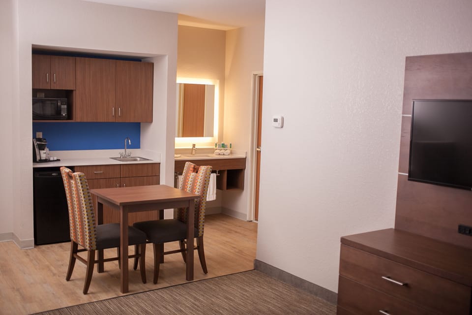 Suite, 1 King Bed | Room amenity