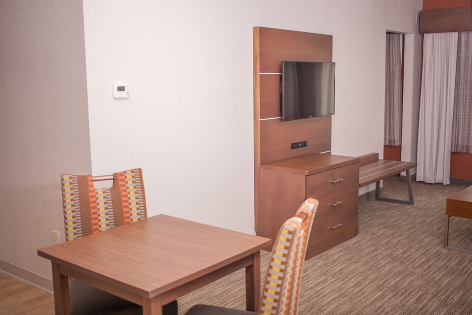 In-room safe, desk, iron/ironing board, cribs/infant beds