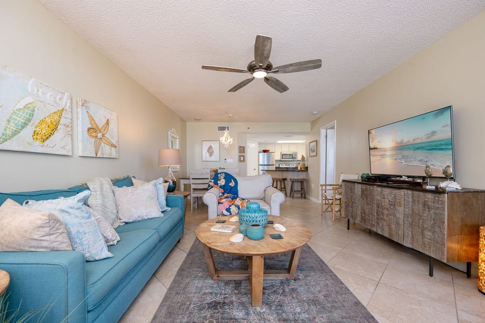 Condo, 2 Bedrooms | Living area