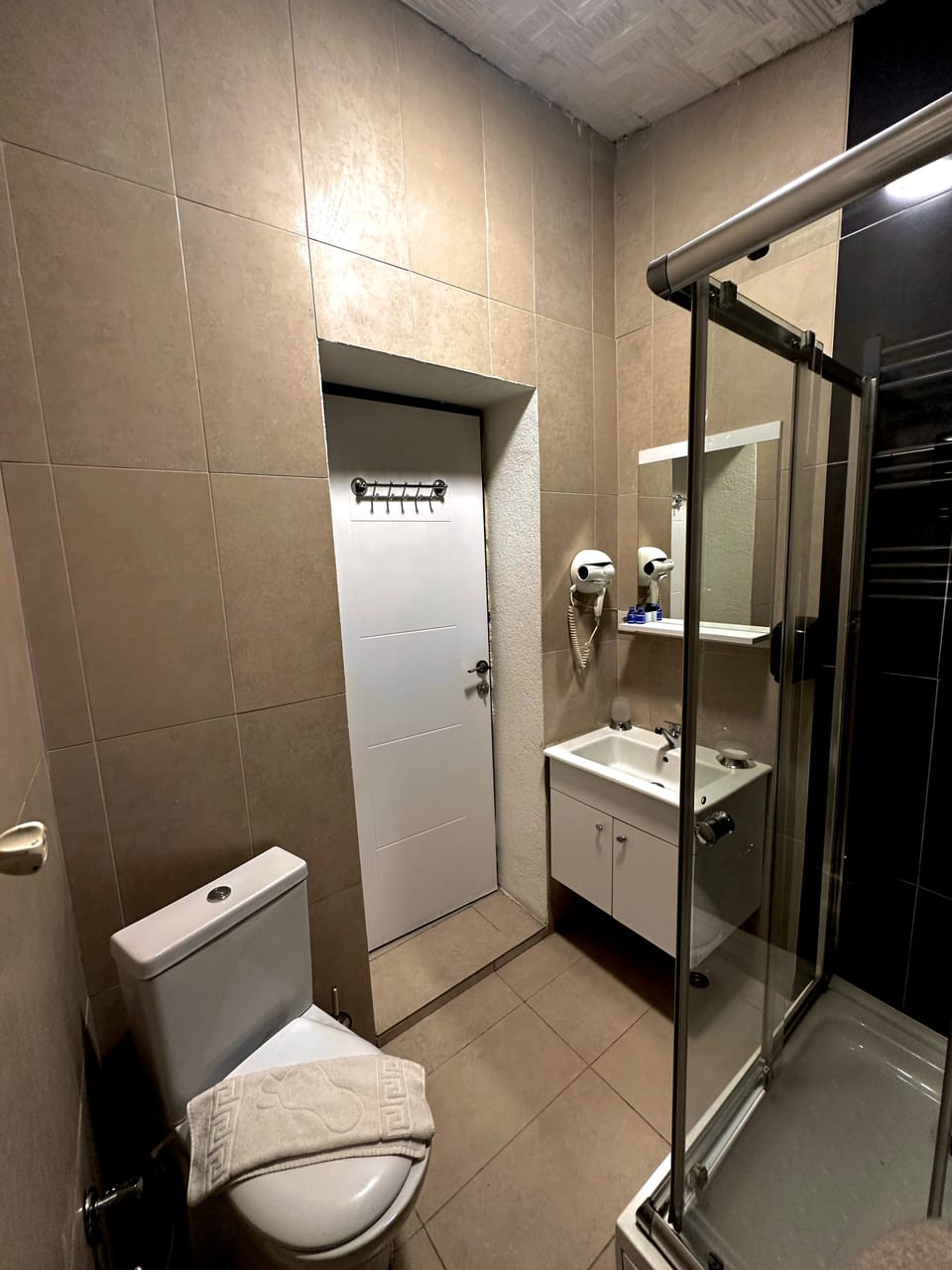 Basic Double Room | Bathroom | Shower, free toiletries, hair dryer, slippers