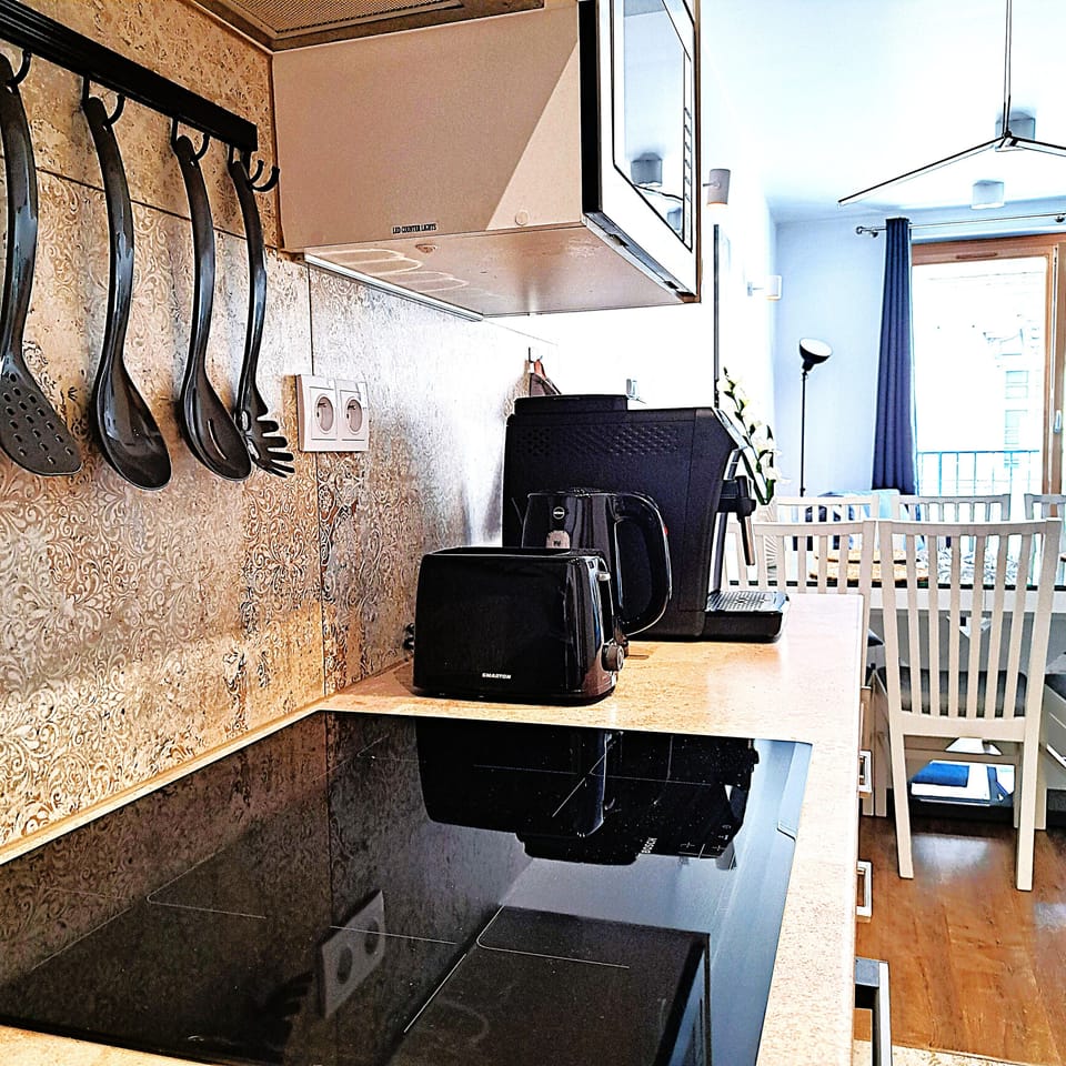 Deluxe Apartment, City View | In-room dining