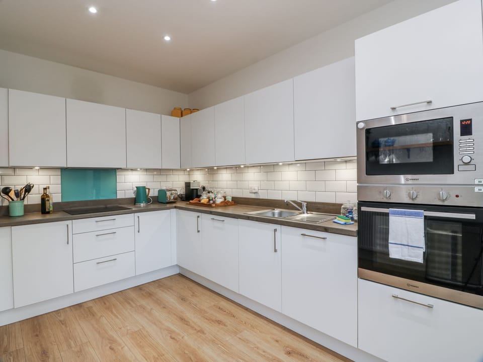 Cottage | Private kitchen | Dishwasher, cookware/dishes/utensils