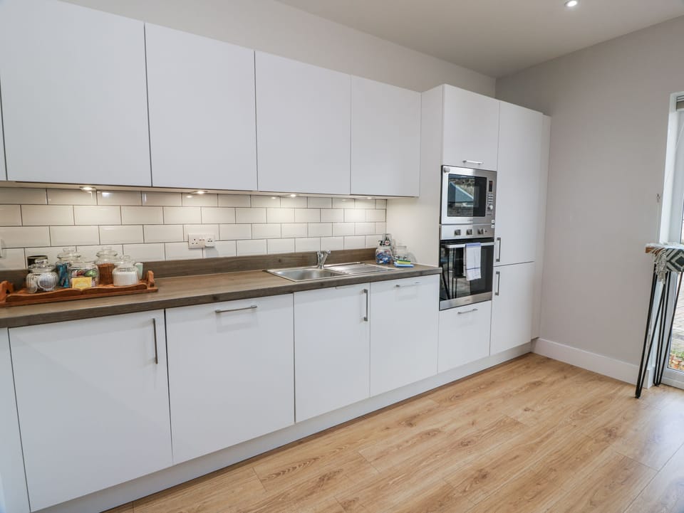 Cottage | Private kitchen | Dishwasher, cookware/dishes/utensils