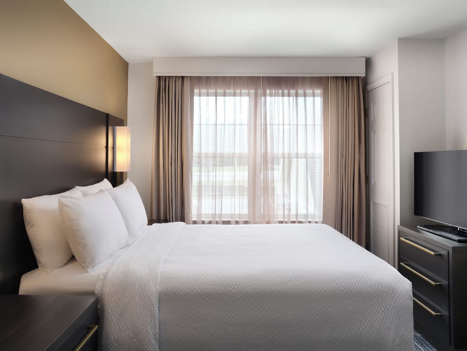 Suite, 1 Bedroom (Mobility/Hearing Access, Roll-In Shwr) | Premium bedding, down comforters, desk, laptop workspace