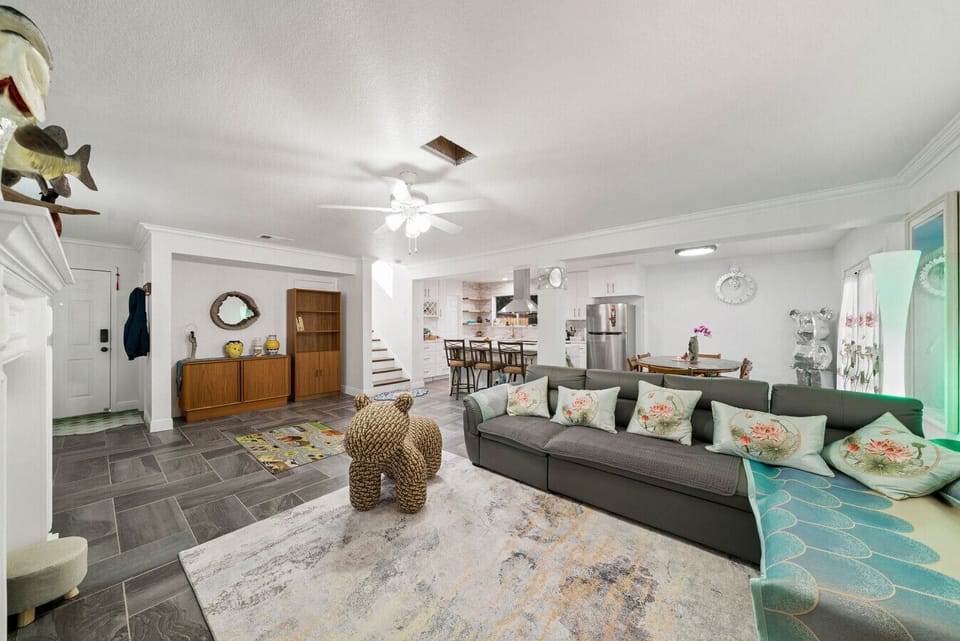 Open layout means easy connection to kitchen and dining