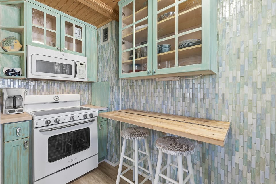 Condo, 1 Queen Bed with Sofa bed (Terrapin Station I) | Private kitchen | Oven, toaster