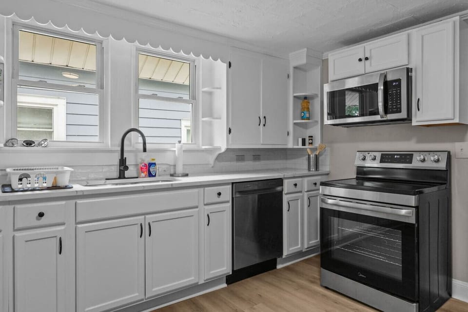 Kitchen | Fully equipped kitchen with coffee maker, ice maker, and all cooking essentials
