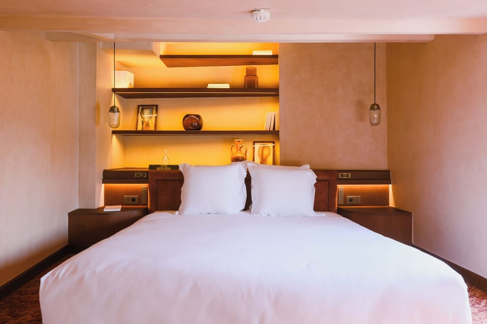 Premium Suite, City View (CONFIDENTIEL-6) | Minibar, individually decorated, individually furnished, desk