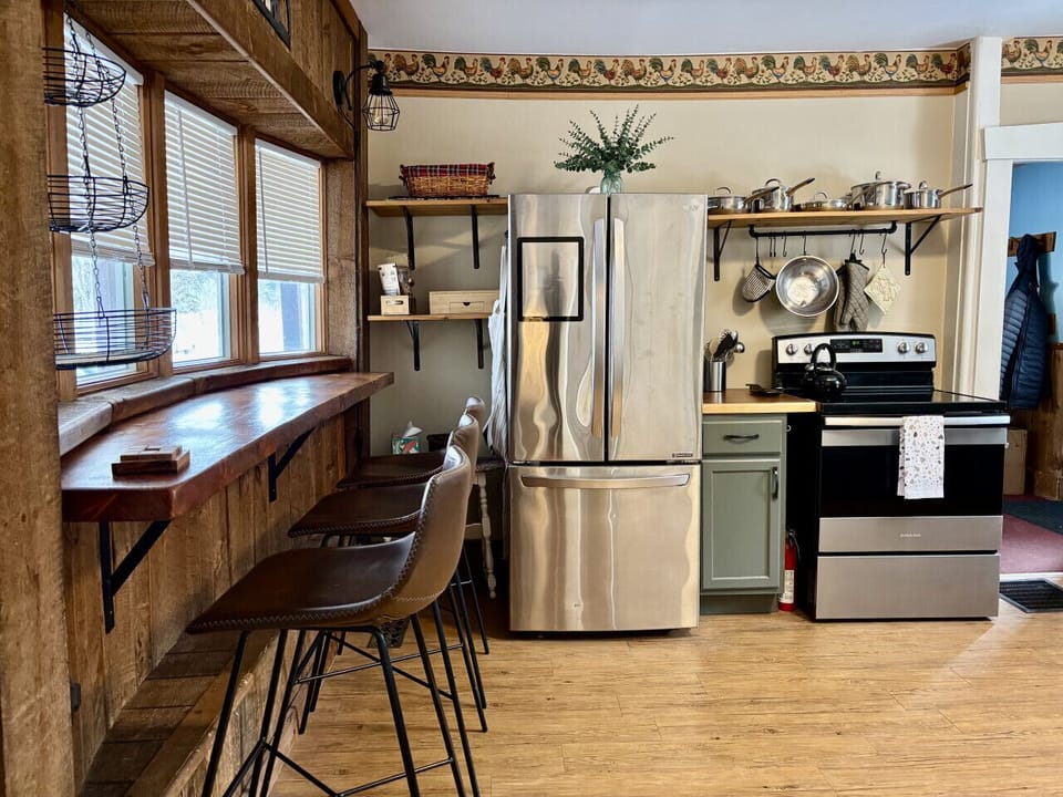 Breakfast bar in the kitchen. Stainless appliances, w/stainless steel cookware